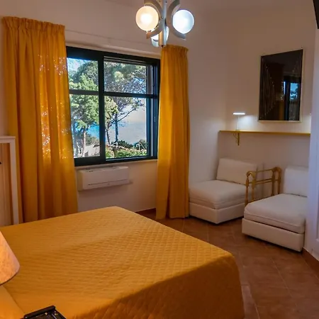 Couette-café Giglio Di Mare 3*